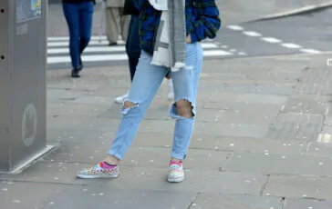 Vietati jeans strappati a scuola, studenti devono coprirli col nastro adesivo