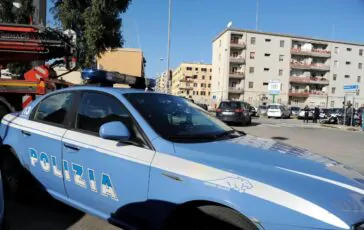 Monsano, gli agenti lo salvano dalla Superstrada e lui li aggredisce: arrestato un extracomunitario