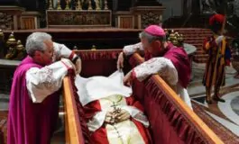 Un momento della cerimonia funebre per papa Ratzinger