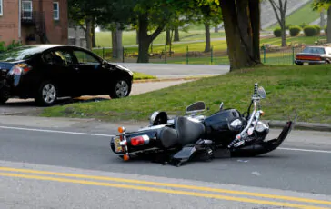 Muore a 30 anni in un incidente in moto. La denuncia del fratello: "Il suo corpo lasciato sull’asfalto per 5 ore"
