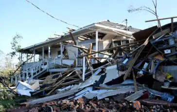 Un'abitazione in Mississippi devastata da un tornado