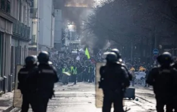 Riforma delle pensioni, in Francia esplode la rabbia tra i cittadini