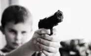 Tragico incidente negli Usa: bimba di tre anni trova una pistola e uccide la sorellina