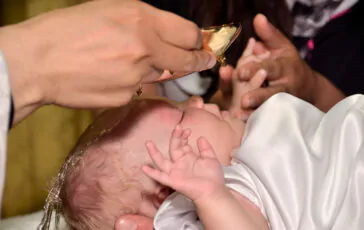 Acido al posto dell'acqua battesimale, il padre della piccola: "L'importante è che stia bene"