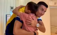 Ronaldo abbraccia il piccolo siriano