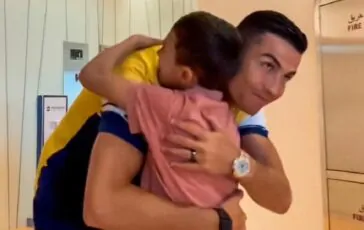 Ronaldo abbraccia il piccolo siriano