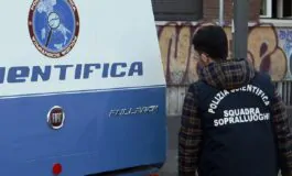 Polizia e Polizia Scientifica stanno indagando sul delitto