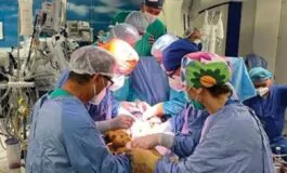 L'equipe impegnata nel difficile intervento chirurgico