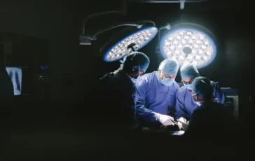 Cieco recupera la vista a un occhio grazie all'autotrapianto. Prima volta al mondo