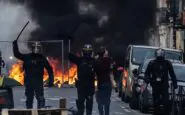 La polizia dopo il rogo a Bordeaux