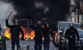 La polizia dopo il rogo a Bordeaux