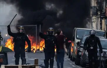 La polizia dopo il rogo a Bordeaux