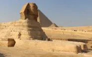 la grande sfinge scolpita nella roccia calcarea attorno al 2500 ac al tempo del faraone chefren che pare lo rappresenti