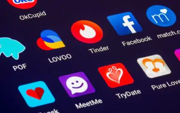 Il declino delle App di dating e il desiderio per un'amore più spontaneo