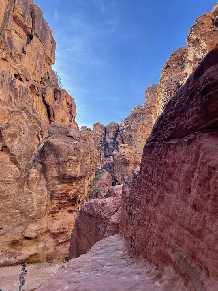 Petra'ya girmek için, yüksekliği 100 metreye ulaşan duvarlarla neredeyse 2 kilometre boyunca rüzgar alan şehirde yaşayan Bedevilerin seçtiği siq adı boyunca ilerliyorsunuz.