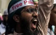 Un manifestante palestinese fuori dalla moschea di Al Aqsa
