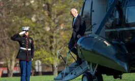 Joe Biden scende dall'elicottero presidenziale