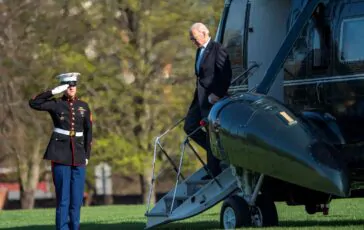 Joe Biden scende dall'elicottero presidenziale