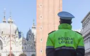 La polizia municipale di Venezia multa una modella