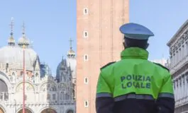 La polizia municipale di Venezia multa una modella