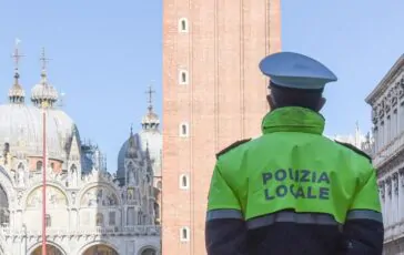 La polizia municipale di Venezia multa una modella