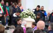 Andrea Papi oltre tremila persone ai funerali del runner ucciso da un orso