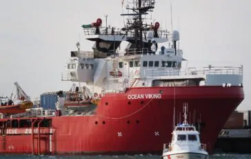 La Ocean Viking in rada a Salerno