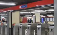 In metro a Milano una tiktoker viene additata come borseggiatrice