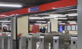 In metro a Milano una tiktoker viene additata come borseggiatrice