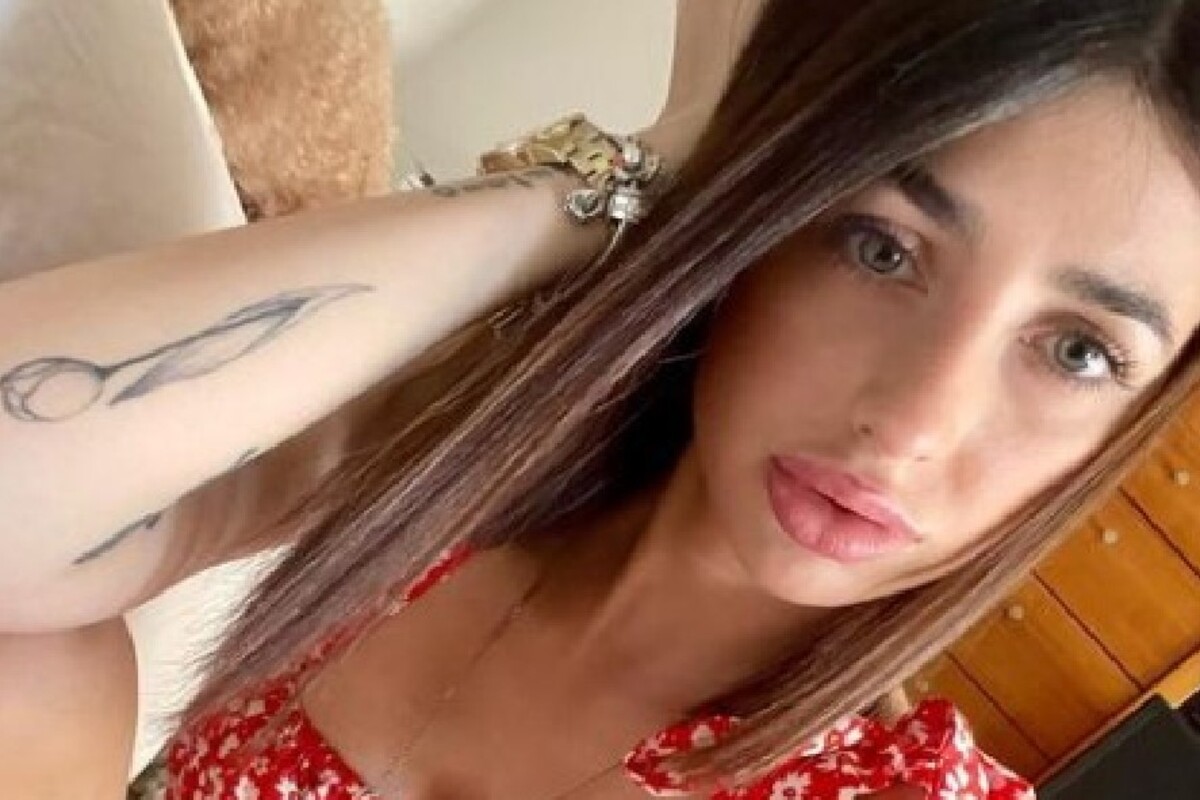 OnlyFans, Michelle Comi costretta a cancellare un video bollente: 