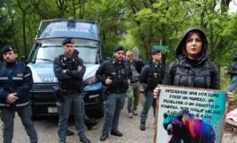 Manifestanti davanti al centro Casteller