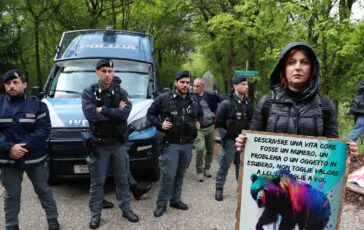 Manifestanti davanti al centro Casteller
