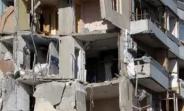 Un caseggiato di Dnipro distrutto dai razzi
