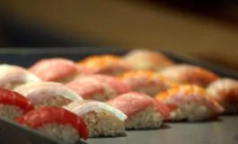 Vittima di un boccone di sushi, un figlio viene salvato dalla madre