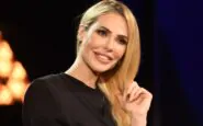 Ilary Blasi ed Enrico Papi litigano perché l'opinionista ha tolto dalle mani la busta con il nome del primo eliminato alla conduttrice