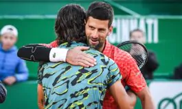 Monte Carlo, la rabbia di Djokovic, battuto da Musetti: rompe una racchetta e la lancia alle sue spalle