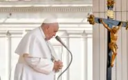 Papa Francesco prega