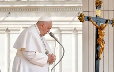 Papa Francesco prega