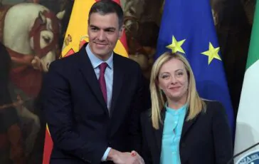 Giorgia Meloni con Pedro Sanchez