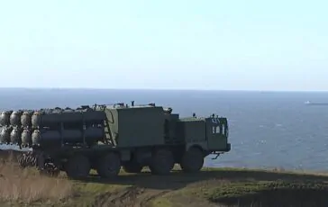 Lanciarazzi russi a guardia della flotta di Mosca a Sebastopoli