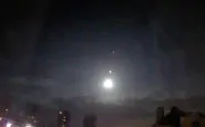 esplosione nei cieli di kiev caduto satellite nasa