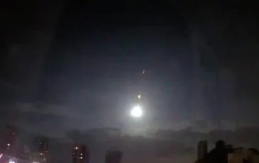 esplosione nei cieli di kiev caduto satellite nasa