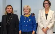 Nella foto, al centro con la giacca azzurra, l'eurodeputata Véronique Trillet-Lenoir
