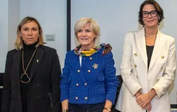 Nella foto, al centro con la giacca azzurra, l'eurodeputata Véronique Trillet-Lenoir