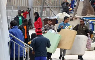 migranti sbarcati a Crotone
