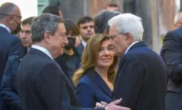 Sergio Mattarella con Mario Draghi un anno fa