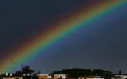 Suggestiva immagine urbana di un arcobaleno in cielo