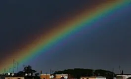 Suggestiva immagine urbana di un arcobaleno in cielo