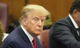trump nell aula di giustizia ansa 265x160