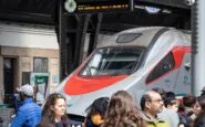 Addetto alle pulizie dei treni ferito seriamente da un collega